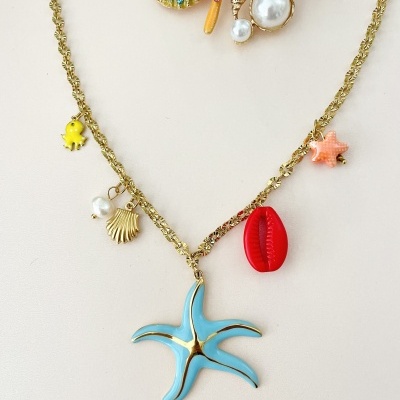 Colar dourado com pendentes marítimos coloridos e broche decorativo com conchas e pérolas