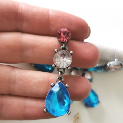 Brinco com pedras coloridas rosa, transparente e azul em metal