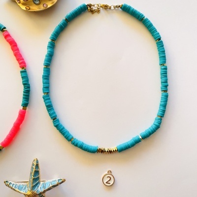 Colar azul de discos com pendente número 2 e peças decorativas em forma de estrela do mar e concha