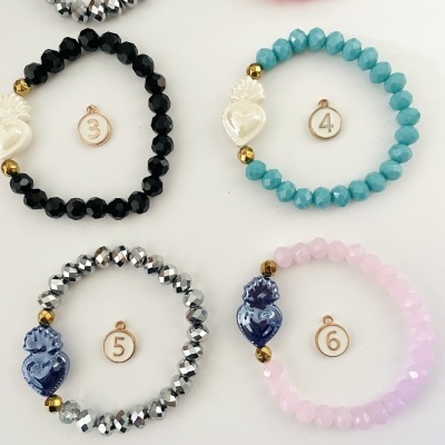 Pulseiras coloridas com contas facetadas e corações decorativos numeradas de 3 a 6