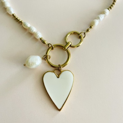 Colar com contas brancas, fecho dourado e pendente em forma de coração branco