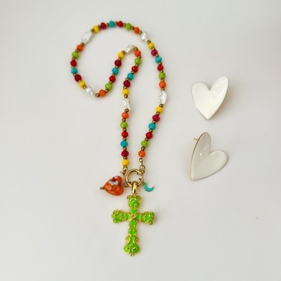 Colar colorido com pendente de cruz verde e brincos de coração branco