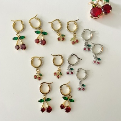 Conjunto de brincos e anel em forma de cereja com pedras vermelhas e folhas verdes