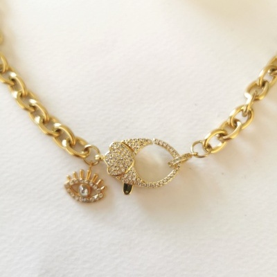 Pulseira dourada com elos e pendente em forma de olho com pedra