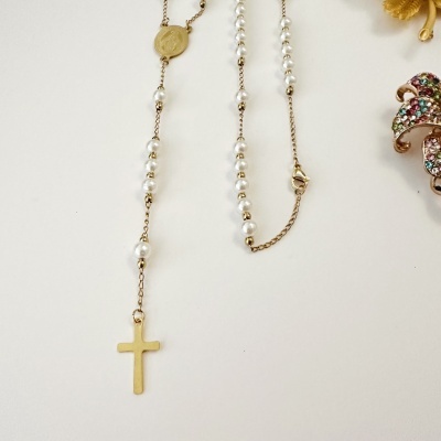Colar rosário dourado com contas de pérolas e cruz pendente