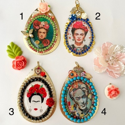 Quatro pendentes ovais decorativos coloridos com imagens de arte e flores artificiais