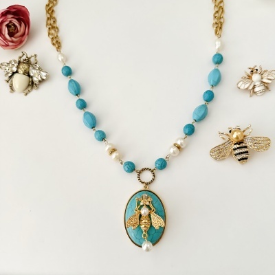 Colar com pendante oval turquesa com abelha dourada e três broches de abelha