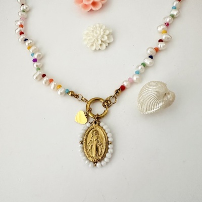 Colar de pérolas com contas coloridas, medalha dourada e fecho dourado com pendente em forma de coração