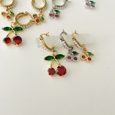 Brincos de argola com pendentes de cerejas vermelhas e folhas verdes em dourado e prateado
