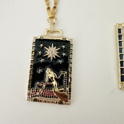 Colar dourado com pendente retangular esmaltado preto e decoração de estrelas e figura feminina