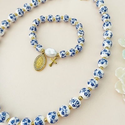 Conjunto colar e pulseira contas branca com flores azuis e pendentes dourados