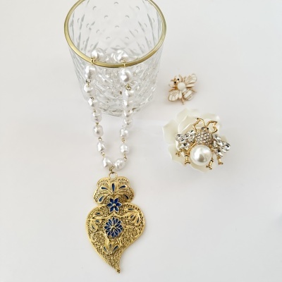 colar de pérolas com pendente dourado detalhes azuis e broches de abelha com pérolas e cristais