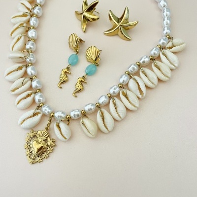 Conjunto de joias com colar de pérolas, conchas e pendente dourado, e três pares de brincos dourados com conchas e pedras azuis