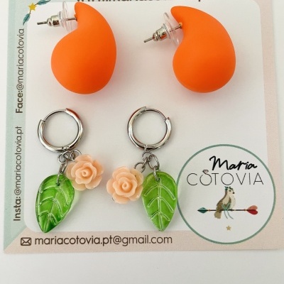 Dois pares de brincos em cartão com logotipo Maria Cotovia