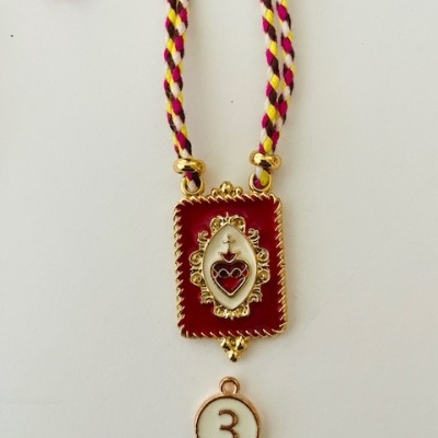 Colar com pendente vermelho e dourado e cordão trançado colorido