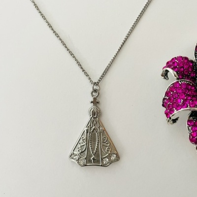 Colar prateado com pendente triangular religioso