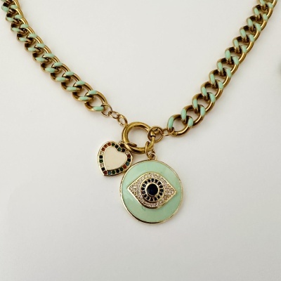 Colar dourado com pendentes em forma de coração e círculo com olho de pedras.