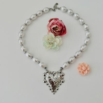 Colar de pérolas com pendente metálico e flores artificiais