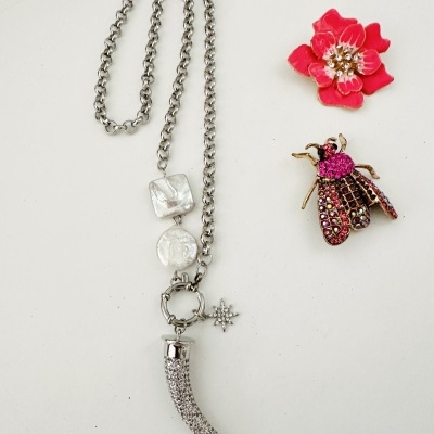 Colar prateado com pendente e dois broches de flor vermelha e abelha rosa