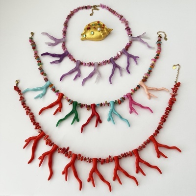 Colares e pulseiras coloridas com detalhes de coral e pingente concha dourado