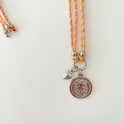 Colar com corda trançada multicolor e pendentes de metal prateado