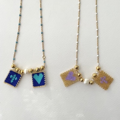 Dois colares com placas de miçangas em azul e dourado com corações