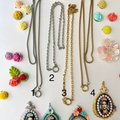 Quatro colares com retratos de Frida Kahlo e flores decorativas coloridas num fundo branco