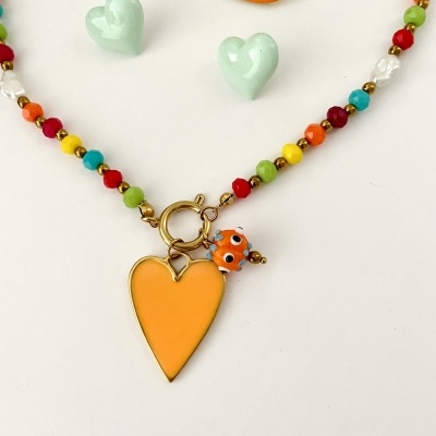 Colar colorido com pendant coração laranja e brincos em forma de coração laranja e verde água