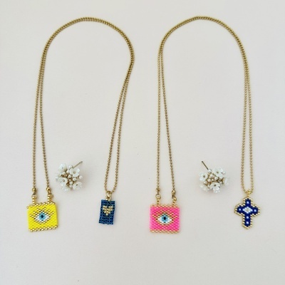 Quatro colares com pendentes coloridos e dois pares de brincos pequenos com pérolas