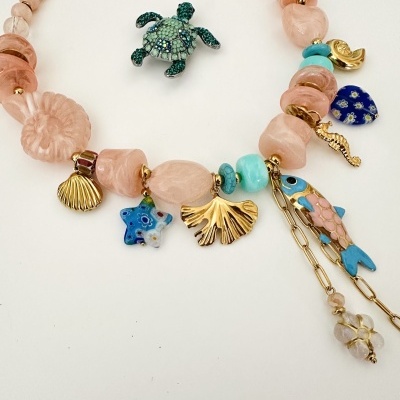 Colar colorido com pendentes marinhos sobre fundo branco