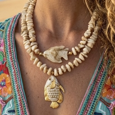 Colares duplos com pingentes de peixe em contas bege irregulares