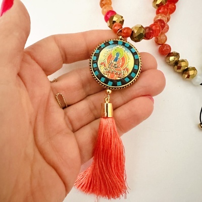 Colar com pendente redondo colorido e tassel vermelho