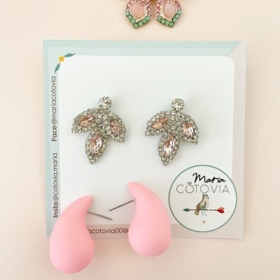 Conjunto de brincos pedras cristal e rosa com cartão Maria Cotovia