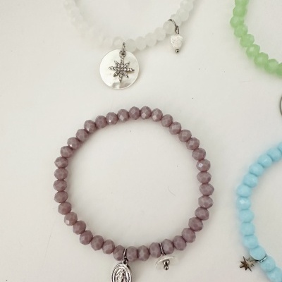Pulseiras coloridas com contas faceteadas e pendentes metálicos