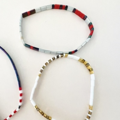 Duas pulseiras de contas coloridas sobre fundo branco