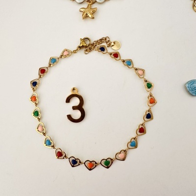 Pulseira dourada com corações coloridos
