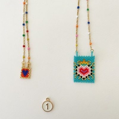Colares com pendentes em miçangas com padrão de coração e correntes douradas com contas coloridas