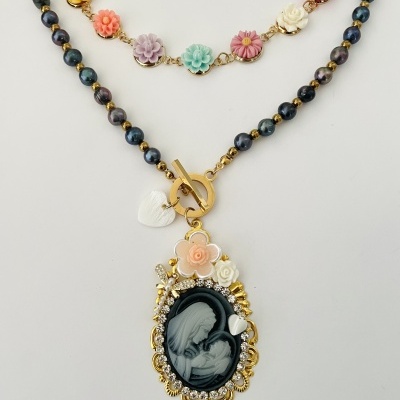 Colar com camafeu preto e branco e flores coloridas em corrente de pedras pretas