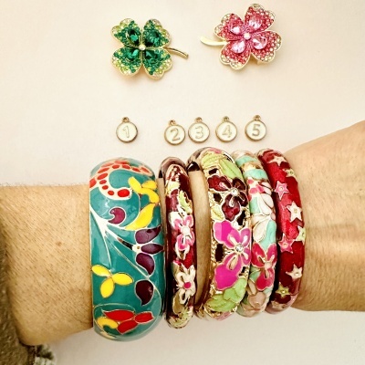 Pulseiras coloridas e brincos de trevo em fundo claro com etiquetas numeradas