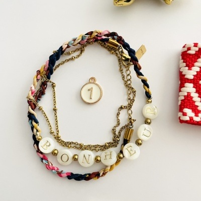 Pulseira trançada colorida com letras BONHEUR e pingente número 1