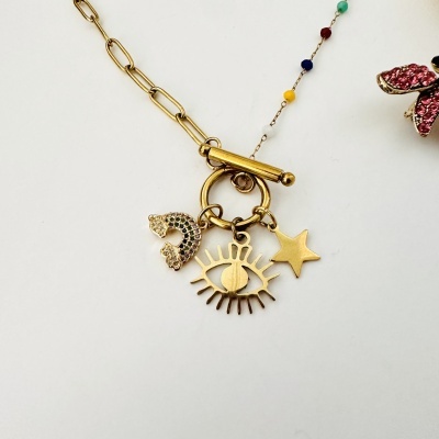 Colar dourado com pendentes e corrente fina com contas coloridas