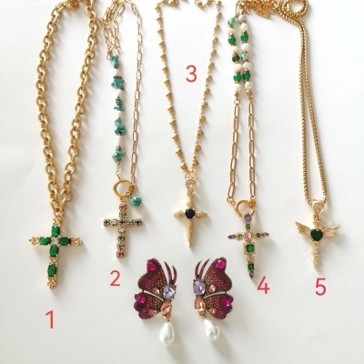 Conjunto de cinco colares dourados com pendentes variados e um par de brincos borboleta rosa com pérolas