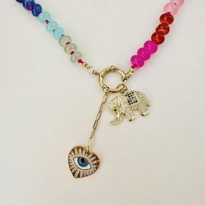 Colar de contas coloridas com pendentes dourados de coração com olho azul e elefante