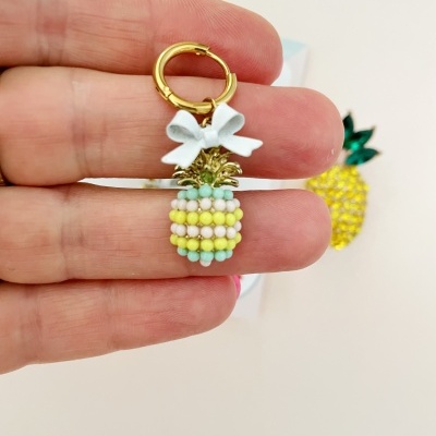 Brinco de argola dourada com pingente de ananás colorido e fita branca