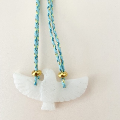 Colar com pendente de ave branca e cordão azul com contas douradas