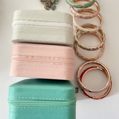 Caixas de joalharia, broche borboleta e pulseiras esmaltadas coloridas