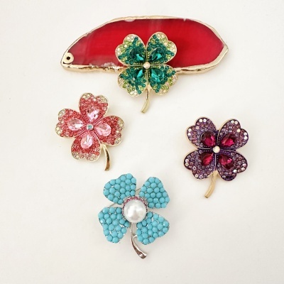 Broches em forma de trevo com pedras coloridas e mola de cabelo vermelha