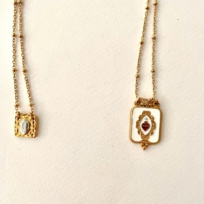 Duas correntes douradas com pendentes retangulares detalhados