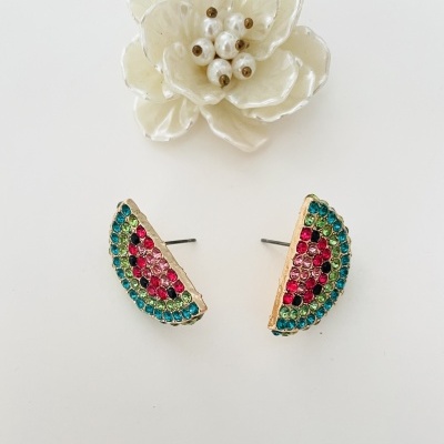 Brincos coloridos em forma de fatia de melancia e flor decorativa branca