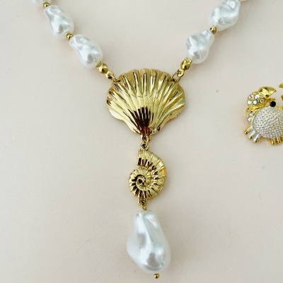 Colar de contas de pérola com pingente dourado de conchas e pérola pendurada